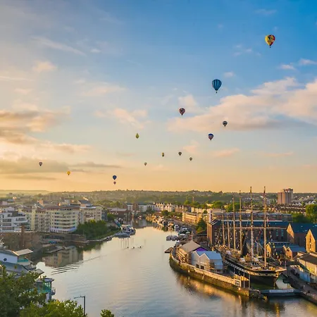 Open-plan Near Harbourside Apartment Bristol
