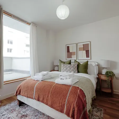 Open-plan Near Harbourside Apartment *