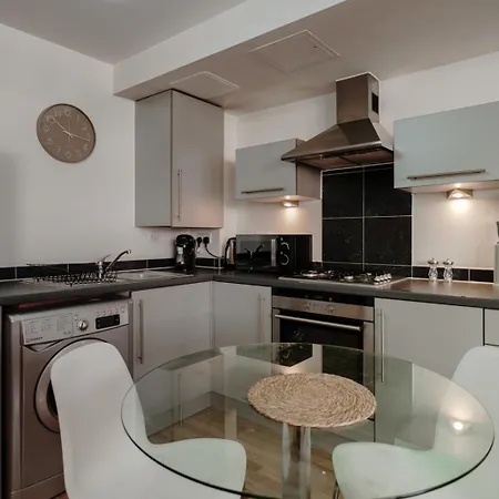 Open-plan Near Harbourside Apartment