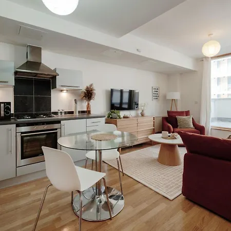 Open-plan Near Harbourside Apartment *