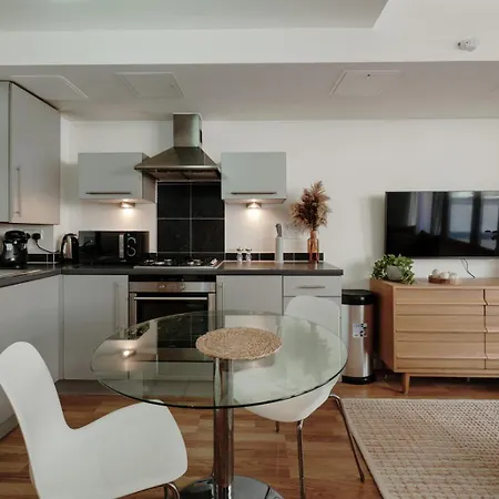 Open-plan Near Harbourside *