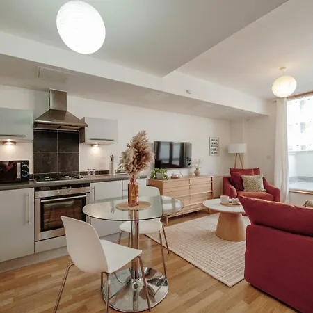 Open-plan Near Harbourside Bristol