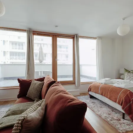 Open-plan Near Harbourside * Bristol