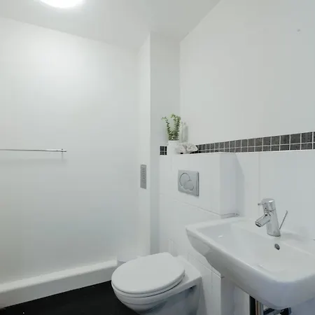 Open-plan Near Harbourside Apartment *