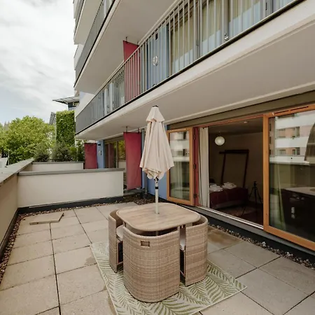 Open-plan Near Harbourside Apartment